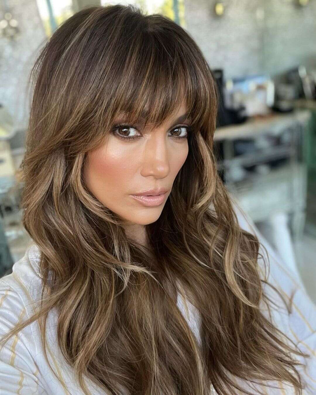 Modne fryzury z grzywką. Jennifer Lopez i inne gwiazdy wybierają to